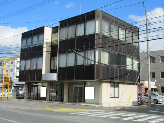 前面ガラス張りで店舗内が見渡せる物件です！ＴＫビル101号室