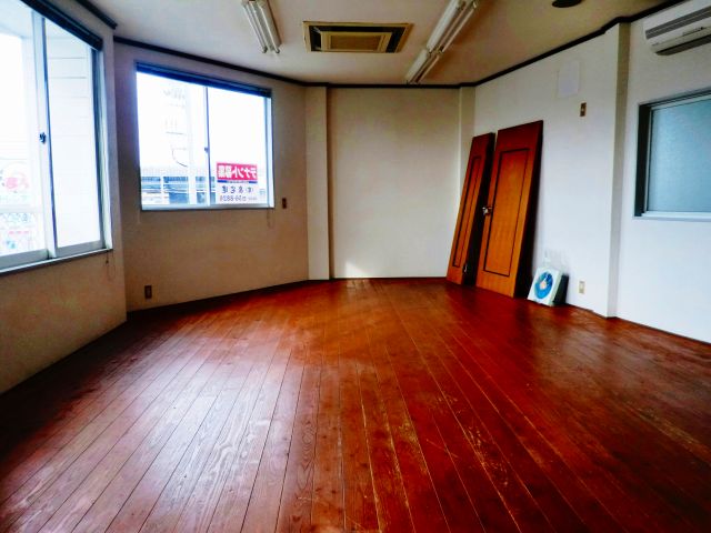 泉駅が目の前のナチュラルな入口ドアが素敵です♪草野ビル2階店舗